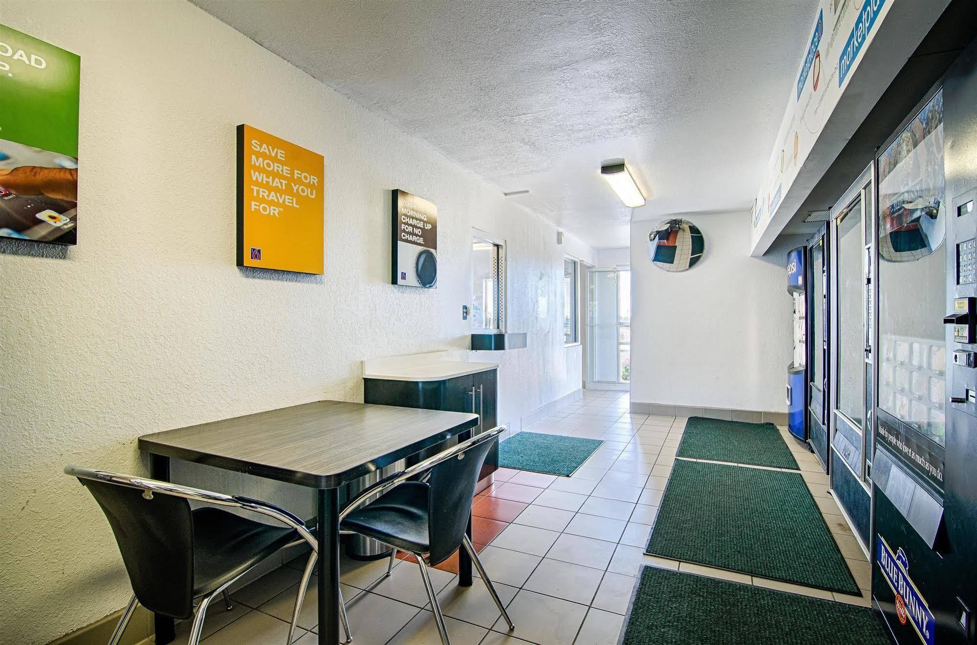 Super 7 Inn Joplin Exterior photo