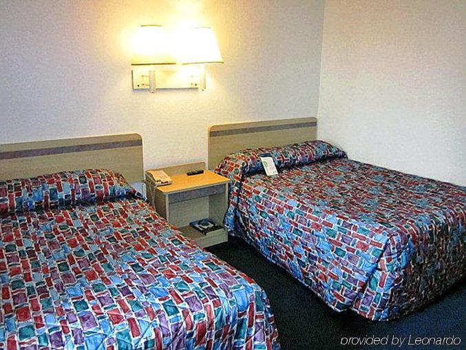Super 7 Inn Joplin Room photo