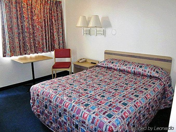 Super 7 Inn Joplin Room photo