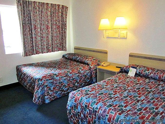 Super 7 Inn Joplin Room photo