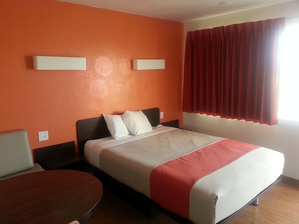 Super 7 Inn Joplin Room photo