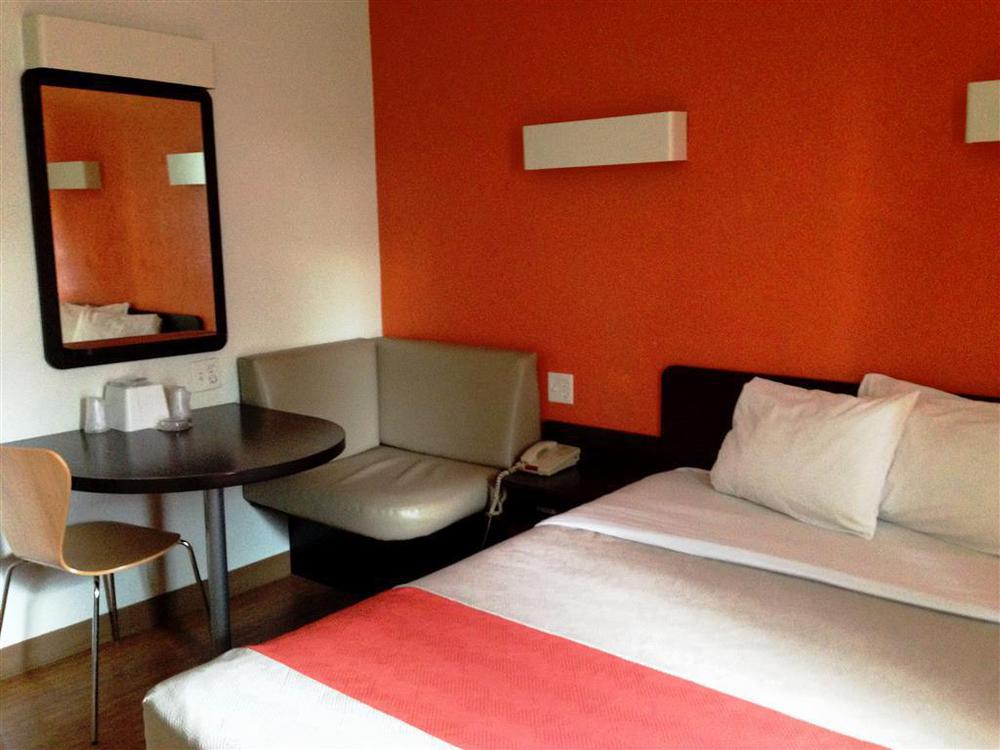 Super 7 Inn Joplin Room photo