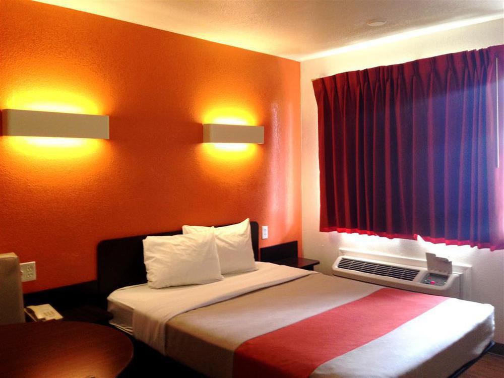 Super 7 Inn Joplin Room photo