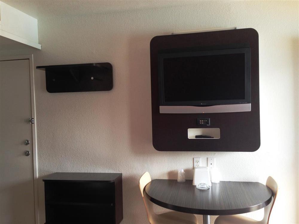 Super 7 Inn Joplin Room photo