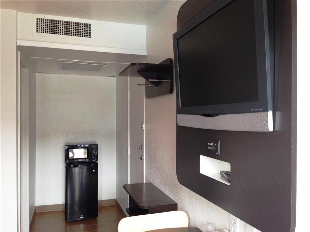 Super 7 Inn Joplin Room photo